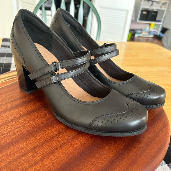 Black Clarks Heels - New without Tags - Picture 3 of 3